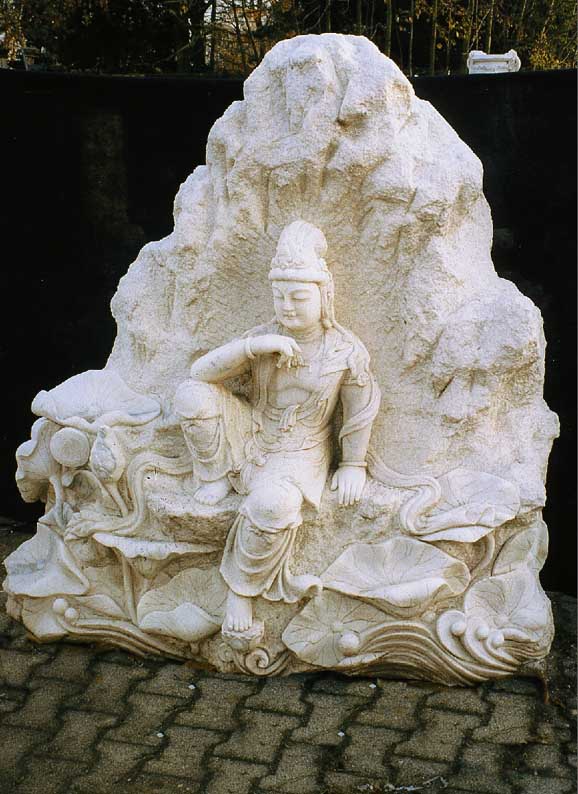 Skulptur, Thailand, um 1920, Marmor aus einem Stück gehauen, Figur in einer Grotte sitzend von Lotusblüten umgeben, ...
