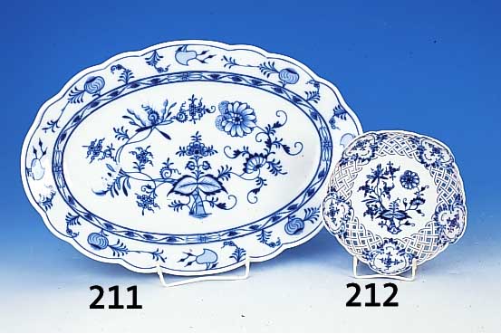 Ovale Platte, Meissen-Teichert, um 1900 Porzellan, Zwiebelmuster, L. 43.5 cm