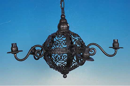 Deckenlampe, deutsch, um 1900/20 Eisen geschmiedet, vier Brennstellen, neu elektrifiziert, H. ca. 40 cm, D. ca. 60 cm
