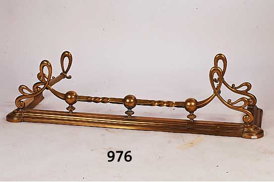 Kaminvorsatz, wohl Holland, um 1900, Messing, verziert, 36 x 143 x 40 cm, verbeult Altersspuren
