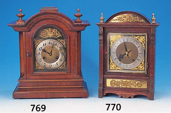 Stutzuhr, Junghans, um 1900/10, verz.Holzgehäuse, Messingzifferblatt, verg. Spandrelen, mass. Messingplatinenwerk, mass. Hakengang, ...