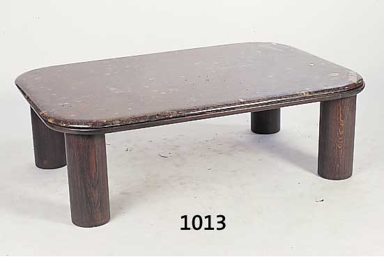 Tisch mit Fossilienplatte 130 x 85 cm Holzuntergestell, H. 40 cm, dicke geschlif- fene Steinplatte, sehr dekorativ