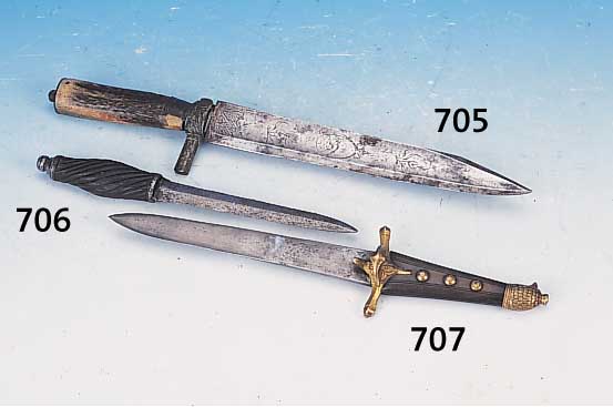Messer, wohl deutsch, 17. Jh., gedrehter Holzgriff, Klinge korrodiert, L. 27 cm
