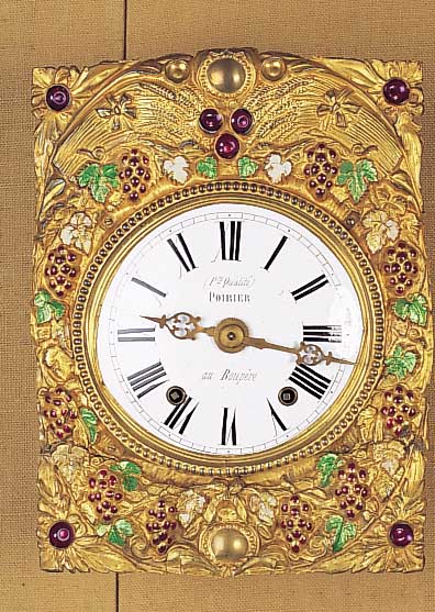Comtoise, Frankreich, um 1880/90, geprägte und floral bemalte Messingumrandung mit Ähren und Weintrauben (diese ...