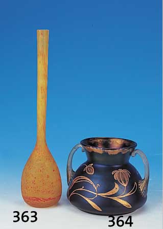 Henkelvase, deutsch, Regenhütte, um 1900, weinrotes Glas, lüstriert, florale goldfarbeneEmailmalerei, H. ca. 12.5 cm