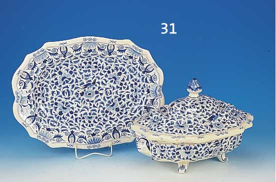 Deckelterrine mit Untersatz, Delft, 19. Jh., Fayence, reiche Blaumalerei, Gesamtmaße ca. 27 x 46 x 33 cm