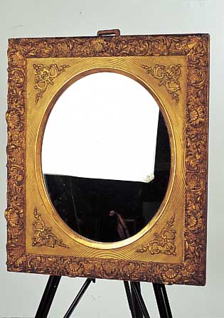 Wandspiegel, Frankreich, um 1900, Holz reich gestuckt und bronzefarben gefaßt, ovaler Glaseinsatz, ca. 70 x 59 cm