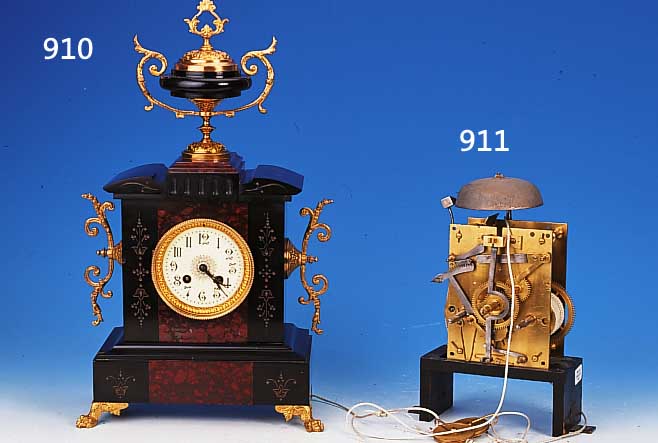 Pendule, Frankreich, um 1900, schwarz gef„rbter Kalkstein mit rot ge„derten Marmoreinlagen, Messingapplikationen, Glasdek-kel mit ...