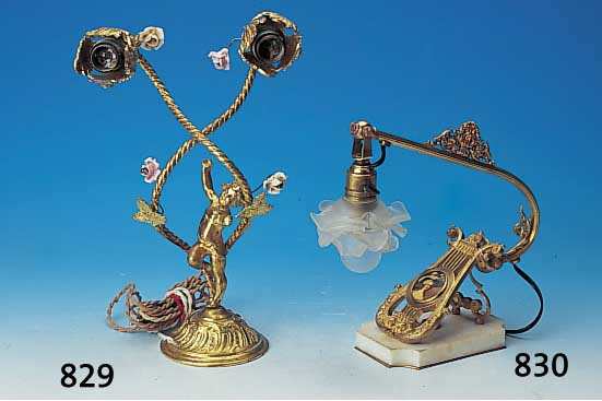Klavierleuchte, Franrkeich, um 1900, Metallguß vergoldet, Lyra mit eingelegtem Medaillon, verstellbar, mattierter Blüten- schirm, ...