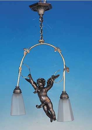 Deckenlampe, Frankreich, 30er Jahre, Metall, in Form eines Engels, zwei Brenn- stellen mit mattierten Schirmen, Elektr. nicht ...