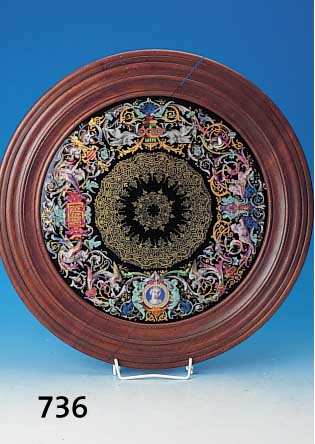 Wandteller, sign. Charles Dumontet, dat. 1874, Porzellen, schwarzgrundig, reich bunt be- malt mit Rocaillen und Fabelwesen, Goldstaf- fage leicht ...