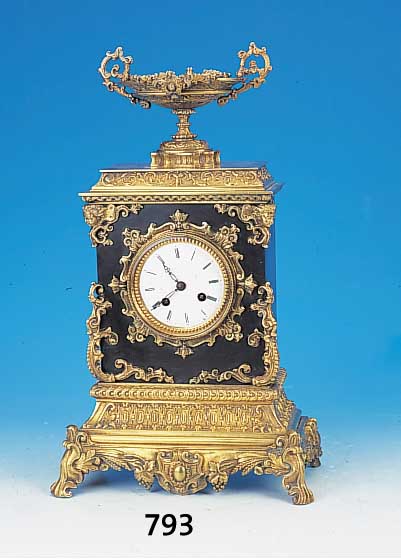 Tischuhr, Frankreich, um 1850/60, reich verzierter Messingguß mit aufwendigen Appliken auf schwarz gefärbten Kalkstein, Glas ...