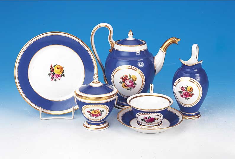 Teeservice für 12 Personen, Nymphenburg, um 1913-15, Entwurf Johann Peter Melchior, De- kor Nr. 892 von Hugo Oehme, von diesem auch bemalt und ...
