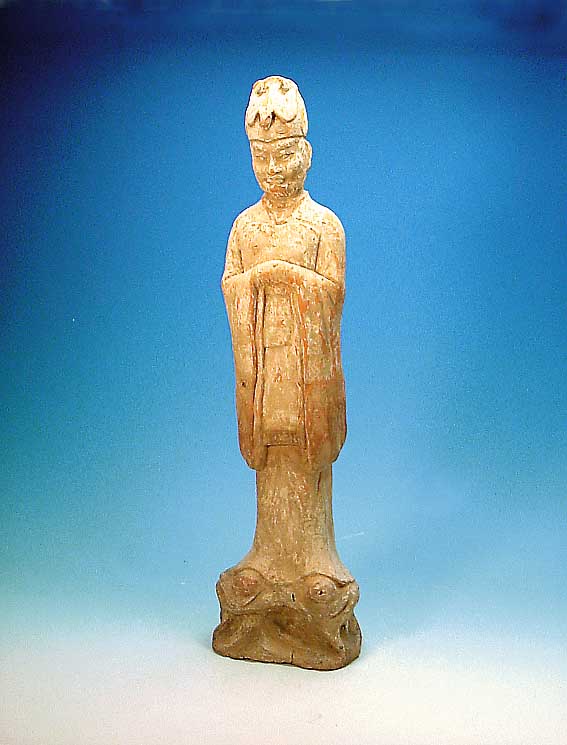 Figur eines Würdentrgägers, China, Tang-Dyn. um 618 - 907 n. Chr., Terrakotta, mit Resten von kalter Bemalung in schwarz und weiß, hohl ...