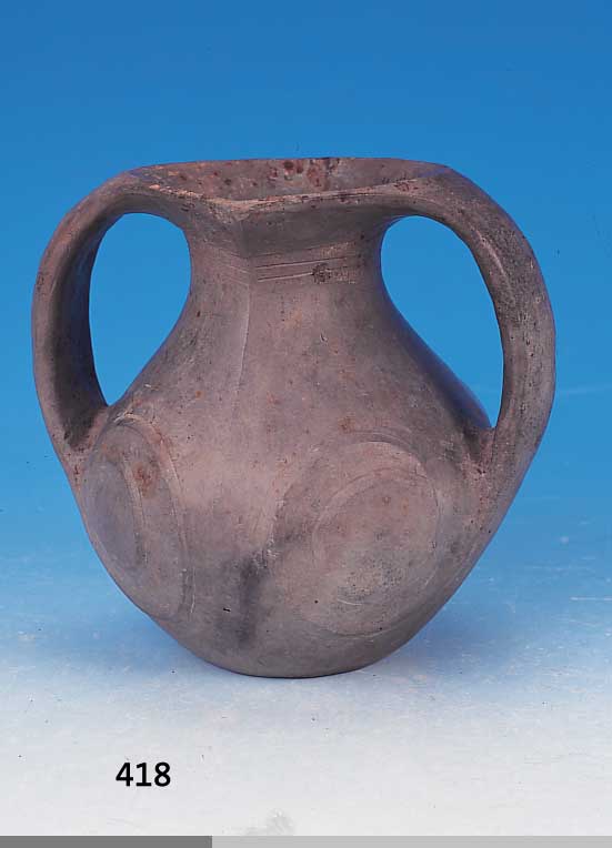 Doppelhenkelvase, China, Han-Dynastie, 206 v. bis ca. 220 n.Chr., hellgraues Steinzeug, bauchiger Korpus in spitzoval geformten Hals- und ...