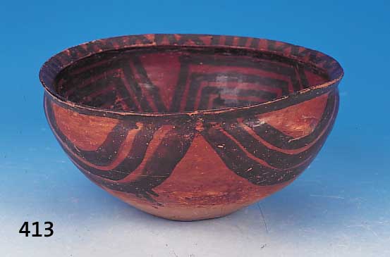Schale, China, ca. 2000 Jahre v.Chr., rötliche Tonware mit geometrischem Dekor in dunkelbrauner Bemalung, selten, D. 23 cm, H. 11 cm