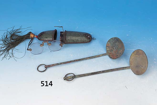 ZWEI SCHöPFKELLEN, CHINA, HAN-DYNASTIE, 206 206 V. CHR. BIS 220 N. CHR., PATINIERTE BRONZEMIT RINGöSEN ZUM AUFHäNGEN, SELTEN, L. 30 CM, ...