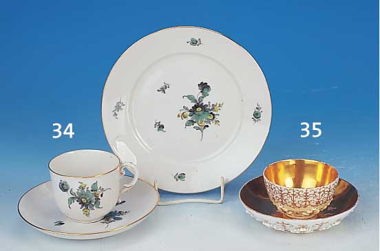 Koppchen mit Untertasse, Meissen, um 1825, Porzellan, reliefierter Akanthusblattdekor mitreichem goldenem Bandelwerk, innen vergoldet, berieben, ...