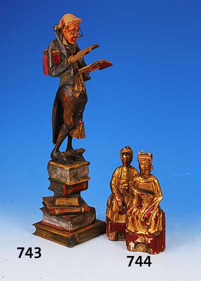Paar Holzskulpturen, China, um 1900, Holz vergoldet, zwei thronende Figuren m. Schlan- genzepter und aufwendigem Kopfschmuck, H. 21 cm, l. ...