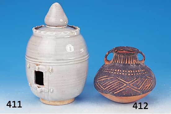 Miniatur-Gereidespeicher, China, Song-Dy- nastie 90 - 1279 n. Chr., heller Tonscherben mit grünlicher Seladonglasur, gewölbtes Dach mit ...