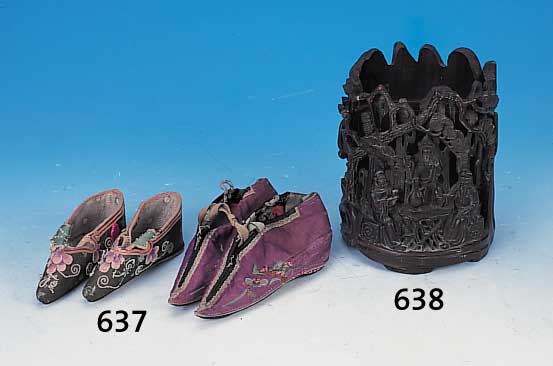 Zwei Paar Schuhe, China, um 1900, für einge-bundene Füße der Frauen, violette Seide mit Blumen bzw- Vogelstickerei, angenähte Stoff- und ...