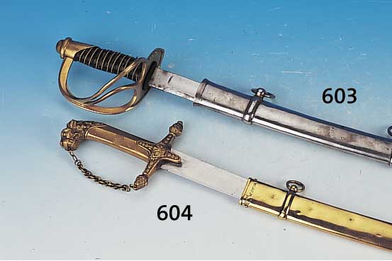 Säbel, englische Kolonie, 19. Jh. Messing bzw. Metall, Scheide bez. 2nd. W. India, mit Löwenkopf verzierter Knauf, Kette, altersbe- dingt ...