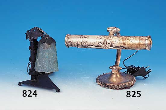 Tischlampe, Frankreich, um 1910-20, Eisenfuß mit Weinblattdekor, grüner Glas- schirm mit gebrochenes-Eis-Effekt, Elektr. nicht ...