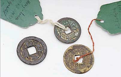 KONVOLUT 7 CHINESISCHE MüNZEN, 3 X FRüHE CHING-ZEIT, 2 X KANG-CHI, 3 X 19. JH. TAO-KWANG UND TUNG-CHI, SCHöNES, REICHES KONVOLUT