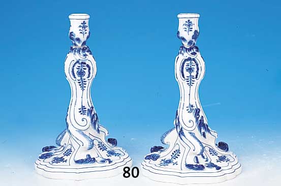 Paar Kerzenleuchter, Meissen, um 1860, Porzellan, reich reliefiert und blaue floral bemalt, H. je ca. 24 cm