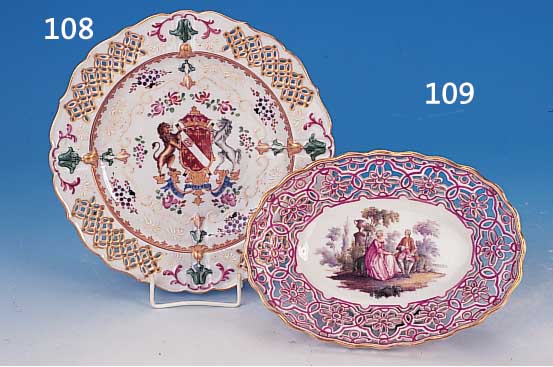 Zierschale, wohl Volkstedt, um 1830-40, Porzellan, feine Durchbrucharbeit, mittig bunte Malerei einer galanten Szene, Gold. rand, ca. ...