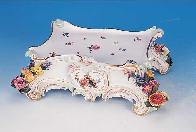 Sockel, Meissen, um 1870, Porzellan, 1. Wahlreich appliziert mit bunten Blumen, bemalt mitStreublumen und: sächsisches und süddeutsche Wappen ...