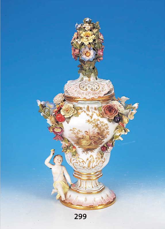 Potpourri-Vase, Meissen, um 1850-60, Porzellan, reich appliziert mit bunten Blüten,Blättern und Obst, zwei Kartuschen mit feiner galanter ...