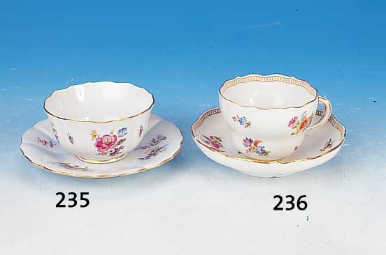 TASSE MIT UNTERTASSE, MEISSEN, UM 1870, 1. WAHL, PORZELLAN, BUNT BEMALT MIT KLEINEN BLUMENBOUQUETS, GOLDRAND, LEICHT BERIEBEN, H. CA. 4.5 CM