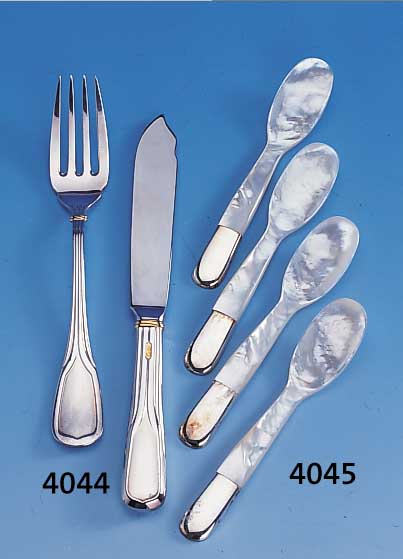 12 Obstlöffel, wohl Belgien um 1910, Perlmutt und 925er Silber, selten