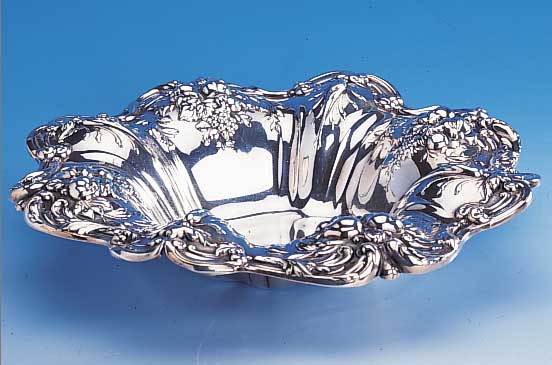Anbietschale, Amerika, Reed & Barton, 925er Silber, um 1900/10, schwere Qualität,Früchtedekor, H 6 cm, D ca. 27 cm, ca. 610 g