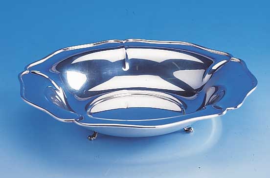 Anbietschale, Italien nach 1955, 800er Silber, auf 3 Füßen stehend, mehrfach gelappt, H ca. 5 cm, D ca. 24 cm, ca. 300 g