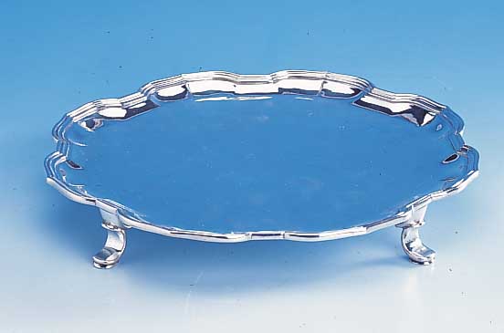 Anbietteller, Italien nach 1955, 800er Silber, barockisierend, auf 4 Füßen stehend, H ca, 3.5 cm, D ca. 27 cm, schwere Ausf., ca. 735 g