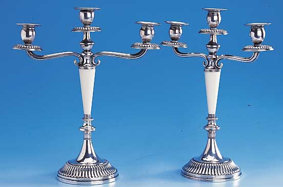 Kerzenleuchterpaar, Italien nach 1955, 800er Silber, gefüllt, Bakeliteinsatz, 3 Brennstellen, H ca. 30 cm, B ca. 26 cm, verbeult