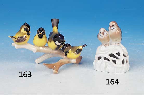 Porzellanfigur, Hutschenreuther, 30er Jahre, vier Vögel auf Ast, bunt bemalt, H. 7 cm, sign. Granget