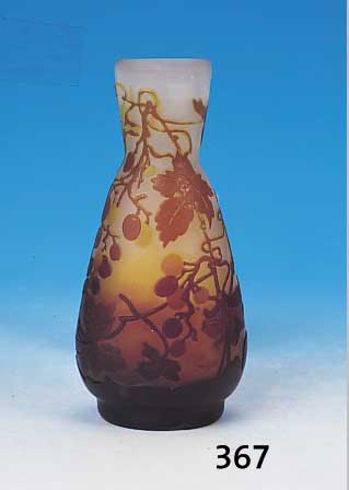 Vase, Frankreich, wohl Gallé, um 1918-20, Schichtglas mit gelben und braunen Einpude- rungen, braun überfangen, geschnitten und ge- schliffen, ...