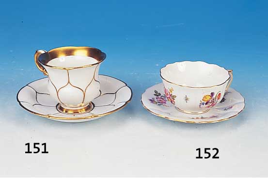 TASSE MIT UNTERTASSE, MEISSEN, UM 1860-70, PORZELLAN, 1. WAHL, GOLDDEKOR, LEICHT BERIEBENH. CA. 7.5 CM AM UNTEREN RAND BEST.