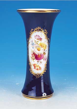 Vase, Meissen, um 1860-70, 1. Wahl, Porzel- lan, kobaltblau glasiert, in zwei goldge- rahmten Kartuschen feine bunte Blumenmalerei, H. ca. 24.5 ...
