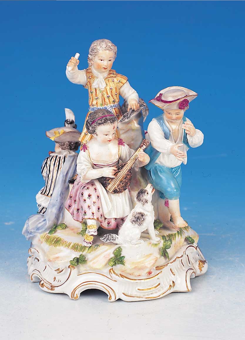 Porzellanfigurengruppe, Meissen, um 1755-60, fünf musizierende vollplastische Figuren mit kleinem Hund, fein bunt bemalt, teilrest., Sockel ...