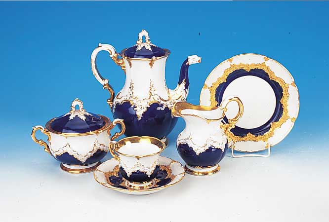Kaffeeservice, Meissen, um 1870-80, 1. Wahl, Porzellan, partiell kobaltblau glasiert, reich in Rocaillen reliefiert und vergoldet, bestehend ...