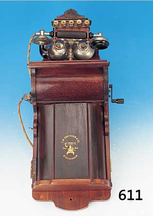 Wandtelefon, Ericsson, um 1893, Schweden, Holzgehäuse, Hornapplikationen und Bakelit, Funktion nicht geprüft, 73 x 30 cm