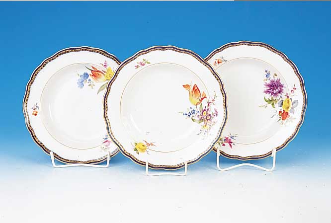 Drei tiefe Teller, Meissen, um 1958-60, 1. Wahl, Porzellan, kobaltblauer Rand mit Goldspitzendekor, bunte Blumenmalerei, D. je ca. 24 cm