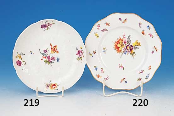 RUNDE SCHALE, MEISSEN, UM 1760, PORZELLAN, FLORALES RELIEF, BUNTE BLUMENMALEREI, D. CA. 21 CM, ALTERSBEDINGT BERIEBEN