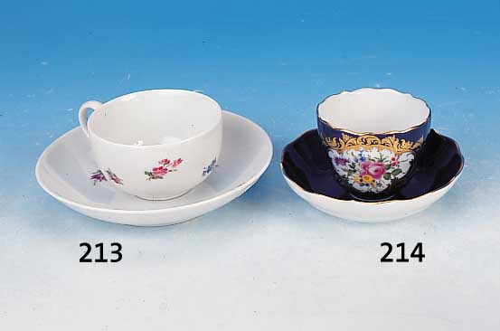 TASSE MIT UNTERTASSE, MEISSEN, UM 1860, 1. WAHL, PORZELLAN, BUNTE STREUBLUMENMALEREI, H. CA. 4.5 CM
