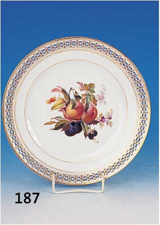 Teller, Meissen, um 1870-80, 1. Wahl, Por- zellan, Rand in Durchbrucharbeit mit Vergiß- meinnichtblüten, mittig sehr feine bunte Ma- lerei ...