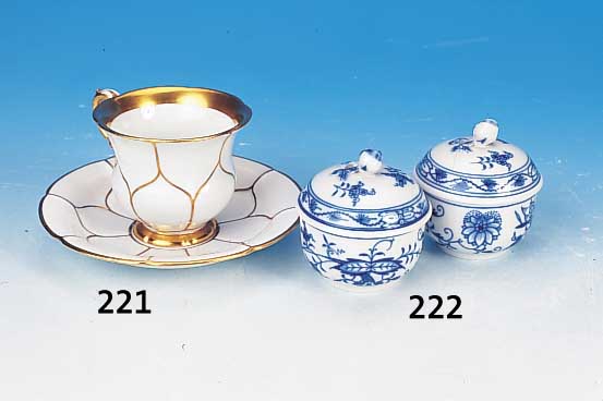 ZWEI DECKELDOSEN, MEISSEN, 20. JH., 1. WAHL, PORZELLAN, BLAUES ZWIEBELMUSTER, H. JE CA. 7.5CM